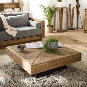 Salon avec table basse en bois
