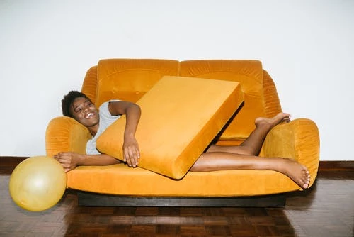 femme sur canapé jaune