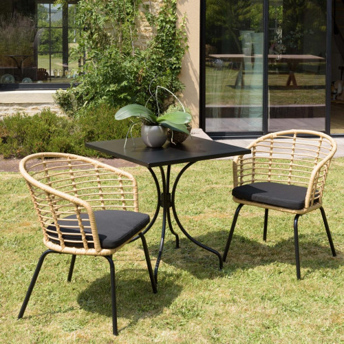 Salon de jardin 2 personnes 1 Table carrée 70x70cm et 2 fauteuils beiges et noirs en rotin synthétique Noir MACABANE Meuble & Déco