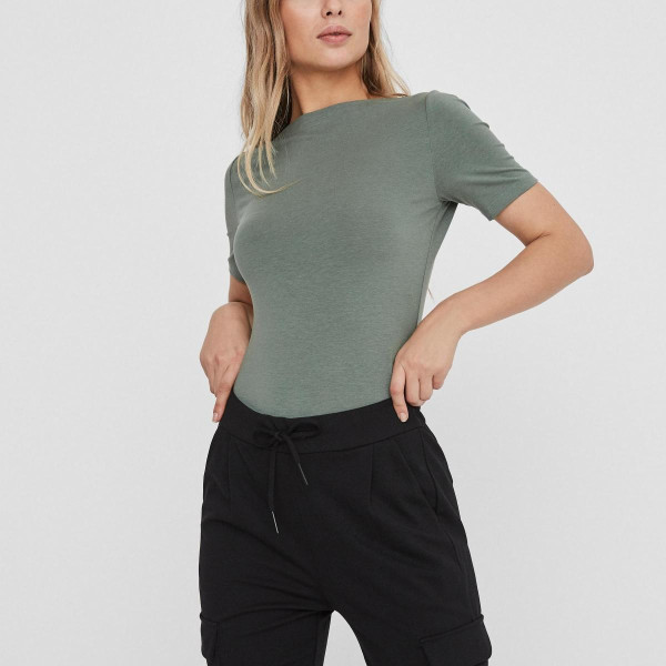 T-shirt Slim Fit Col bateau Manches courtes Longueur regular vert en coton modal Vero Moda Mode femme